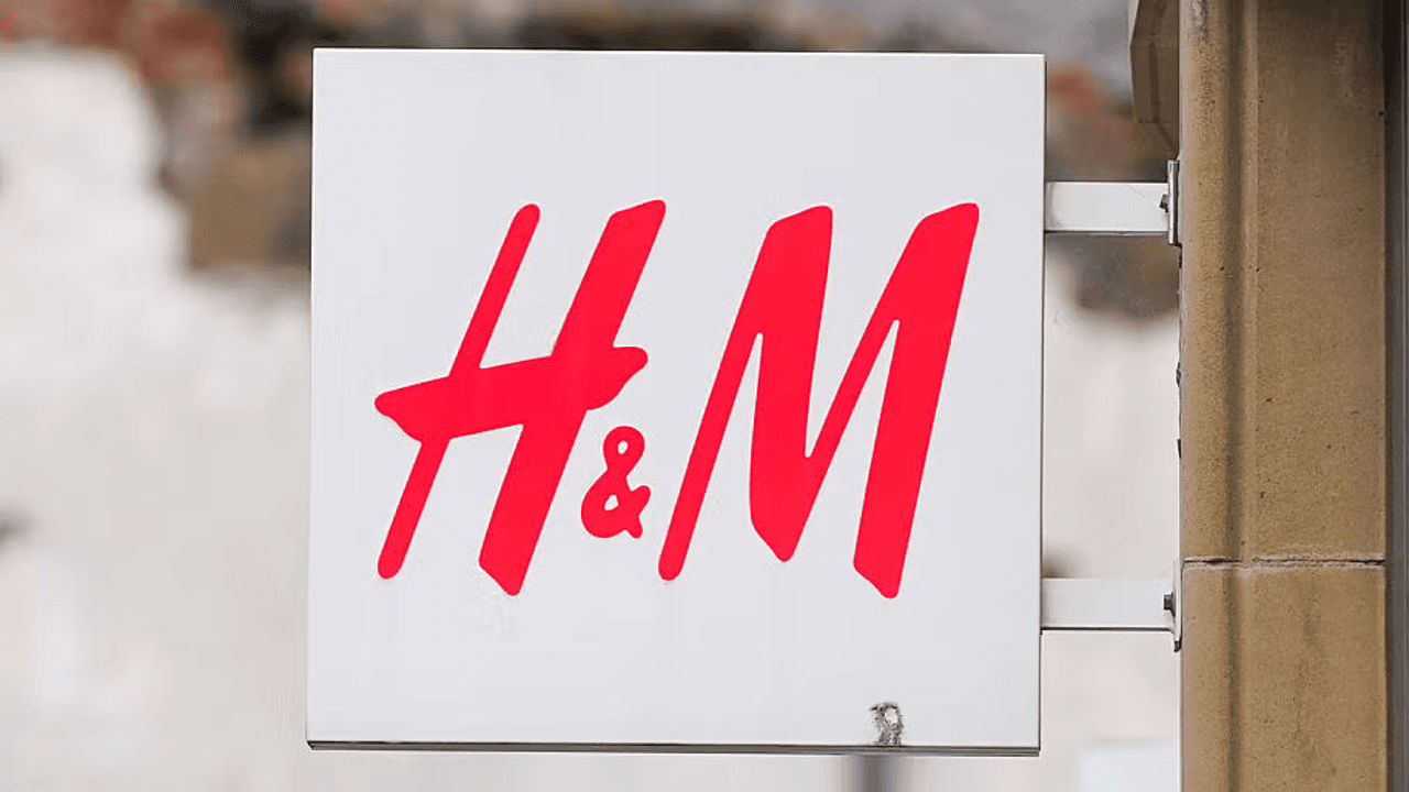 H&M’s £20 blue shirt ticks off two trends in one and can be easily dressed up or down